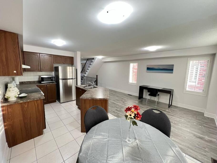 Beautiful Vacation Home Near Toronto Airport Mississauga Eksteriør billede