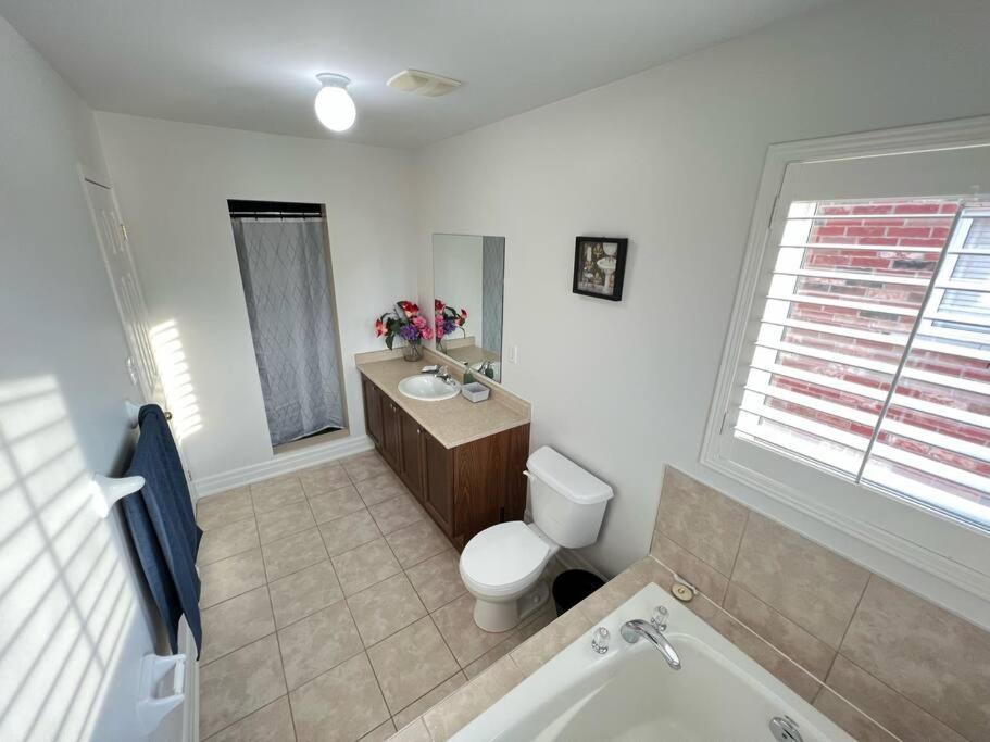Beautiful Vacation Home Near Toronto Airport Mississauga Eksteriør billede